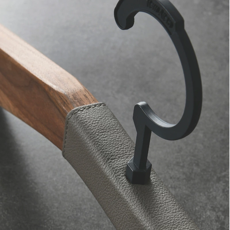 Supplier Wholesale Walnut Wooden Hanger Suit Hangers for Clothes Custom Solid Wood Hangers for Clothing