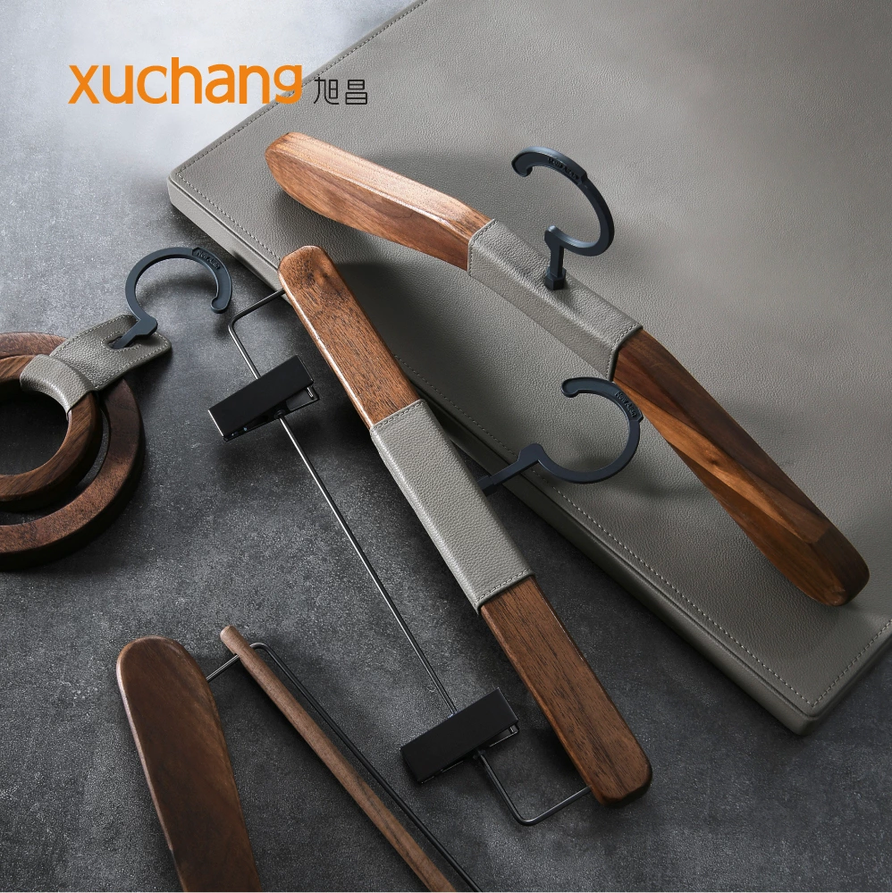 Supplier Wholesale Walnut Wooden Hanger Suit Hangers for Clothes Custom Solid Wood Hangers for Clothing